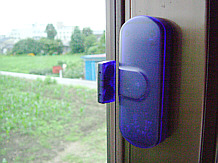引き違い窓への無線式開閉センサーの設置例