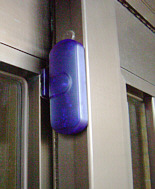 引き違いドアへの無線式開閉センサーの設置例